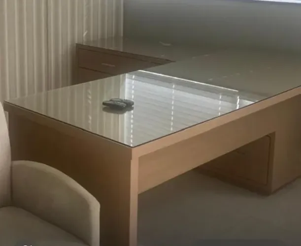Mesa de escritório em L , em MDF com vidro , seminova, com gavetas 1,90cm por 210 cm