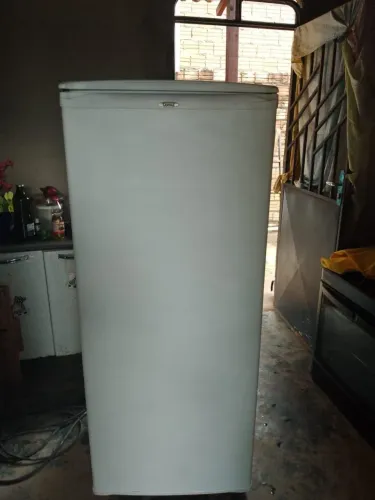 Geladeira funcionando perfeitamente apenas marcas de uso
