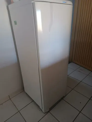 Geladeira de 240 L.