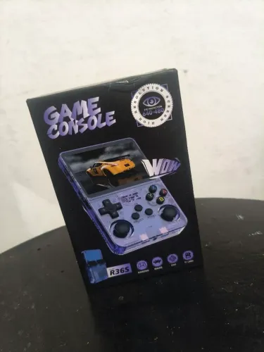 Console R36S emulador de vários video games na palma da mão.