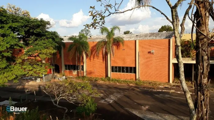 Galpão com área do terreno 17.000m2, área construída 4.000m2
