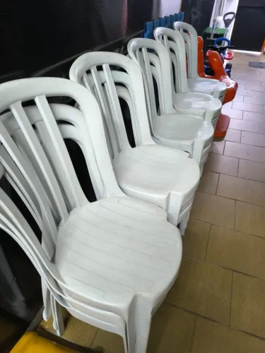 30 cadeiras de plastico por 500,00