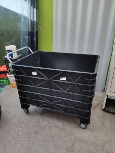Caixa plástica preta de 370L