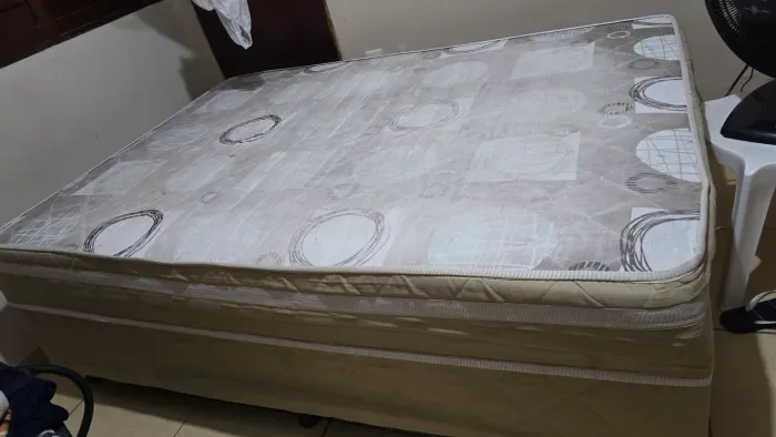 Cama box casal molas ensacadas, semi nova!!