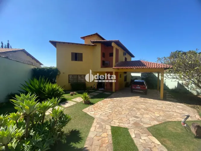 Casa com 3 suítes disponível para locação e venda no bairro Cidade Jardim em Uberlândia -