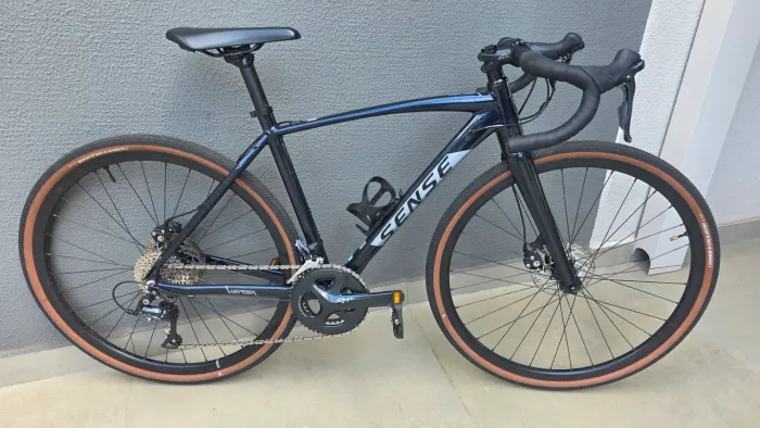 Sense Versa GR Comp 2025 - Tamanho 49 (Tubeless Instalado / Shimano Sora 18v)