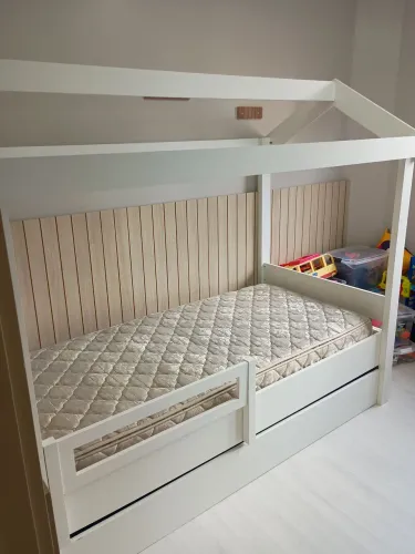 Cama solteiro/infantil, em MDF,. modelo casinha, com auxiliar!