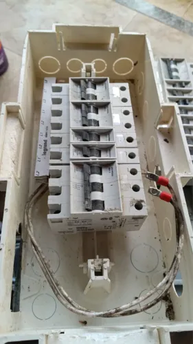 2 Quadros Elétricos Siemens com Disjuntores e Barramentos de Cobre - Usados