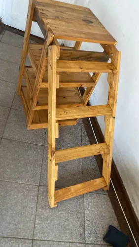 Estante de madeira nova