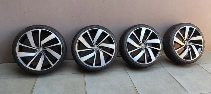 Vendo rodas modelo Jetta Gli Aro 20 com pneus