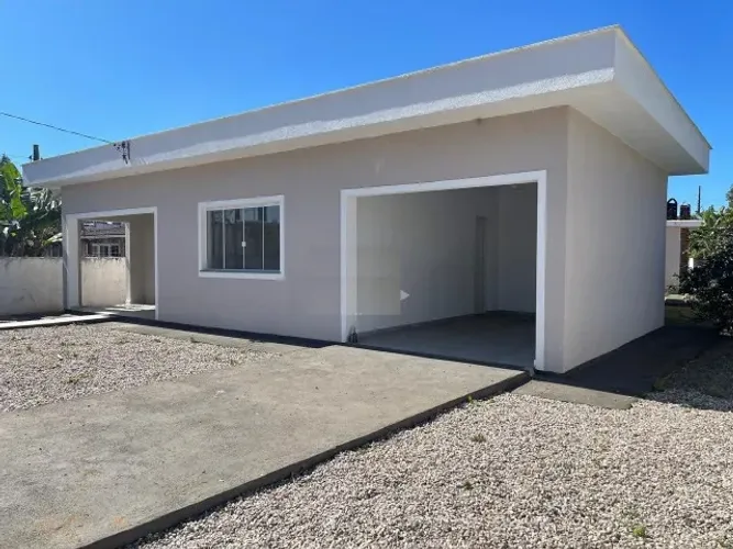 Casa com 04 quartos dois banheiros e garagem para 03 carros e Edícula com churrasqueira