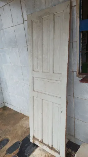 Porta de madeira comun