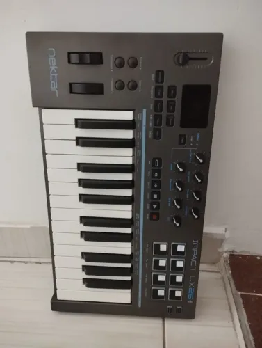 Teclado controlador Nektar Impact LX25+