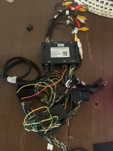 O item na imagem é uma interface de desbloqueio de vídeo e conectividade automotiva da mar