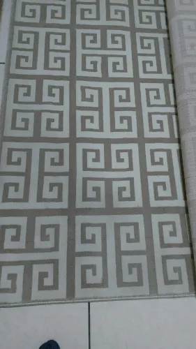 Tapete semi novo 1.50x2.00m . Valor $400.00