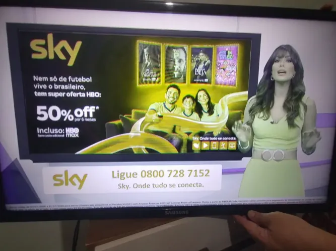 TV Samsung 32" para retirada de peças - Liga, mas a imagem apresenta defeito