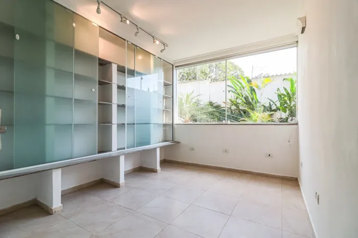 Casa comercial na Avenida Morumbi, 5650 - Casa 2  220 m²