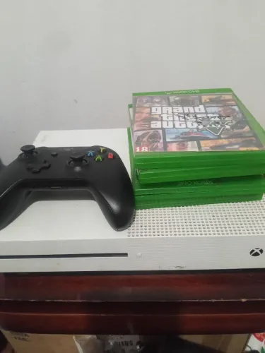 Vende-se Xbox one 1tb e com os cabos e 1 controle
