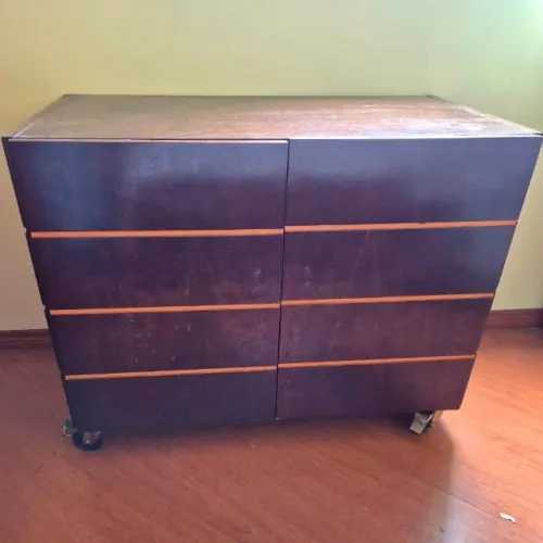 Comoda vintage sobre rodas