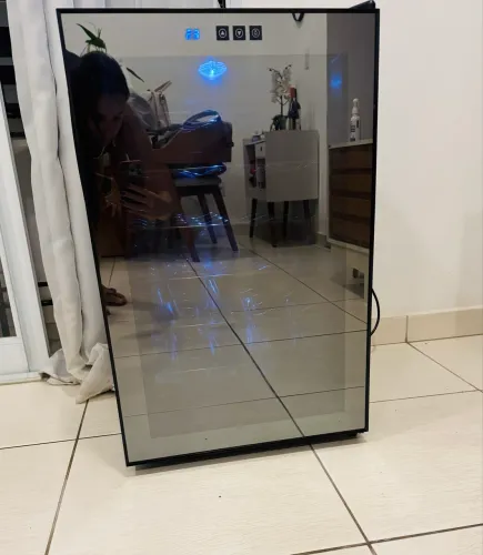 Adega climatizada grande espelhada com led azul