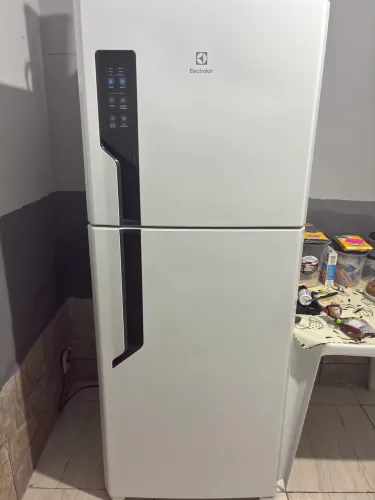 Geladeira apenas gelando / não congela