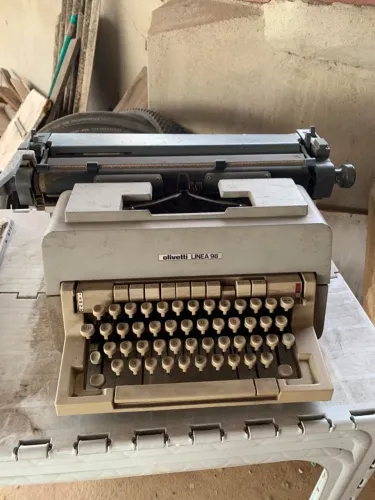 Máquina de Escrever Olivetti Linea 98