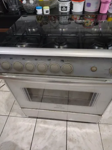 Fogão Brastemp 6 bocas acendimento automático,só o puxador forno está soltando