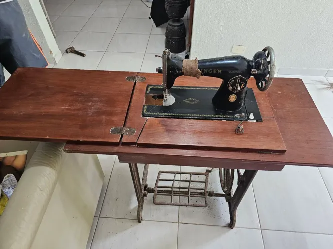 MÁQUINA DE COSTURA COMPLETA - SINGER (COM PÉ E MÓVEL COMPLETO)