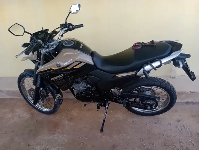 Lander semi nova unico dono, moto de garagem bem conservada