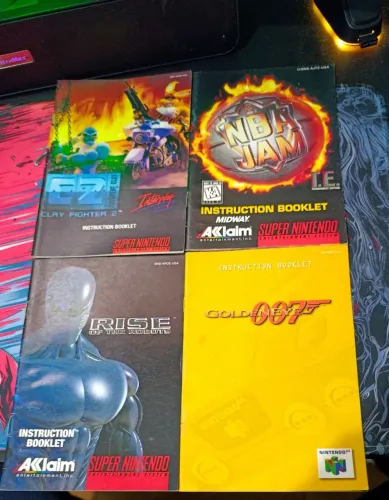 Lote de manuais originais para jogos de Super Nintendo (SNES) e Nintendo 64 (N64)