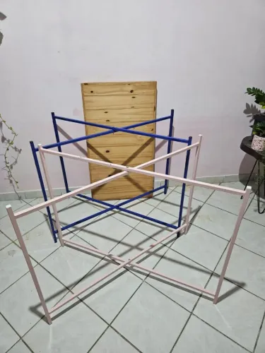 Mesas desmontável (1 base azul + 1 base rosa + tampo pinus