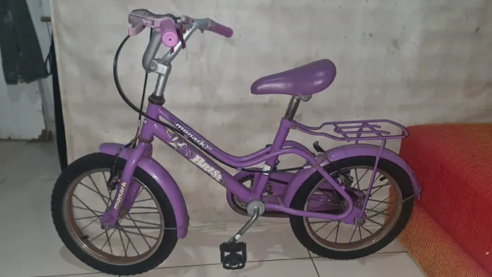 Vende se uma bicicleta de criança feminina