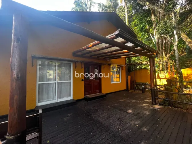 Casa com 4 dormitórios no Canto da Lagoa