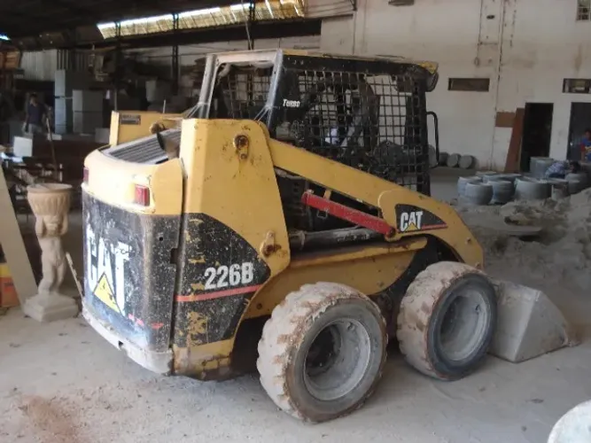 Minicarregadeira  Bob Cat Caterpillar 226B