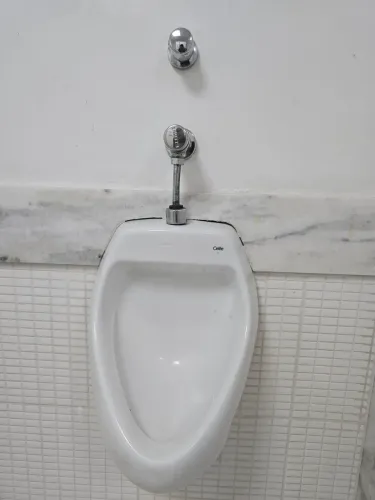 Mictório com sifão integrado Celite, muito novo.