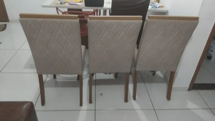 Vendo 6 cadeiras para mesa de jantar, necessitando de reforma nos acentos. 