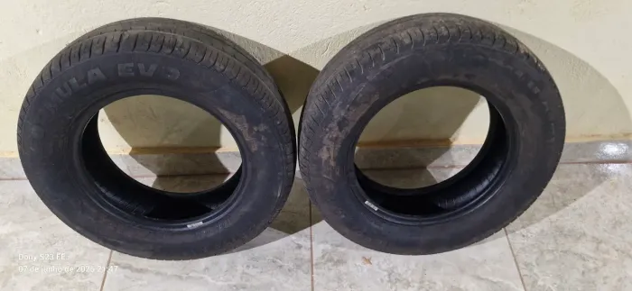 Tenho dois pneus 185/70 R14 à venda, em bom estado.
