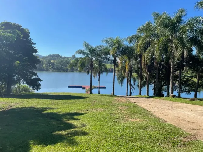 Casa de condomínio para venda possui 380 metros quadrados com 4 quartos