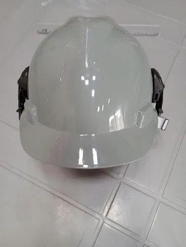 CAPACETE DE SEGURANÇA COM PROTETOR AURICULAR/LUVA DE PROTEÇÃO E ÓCULOS DE SEGURANÇA.