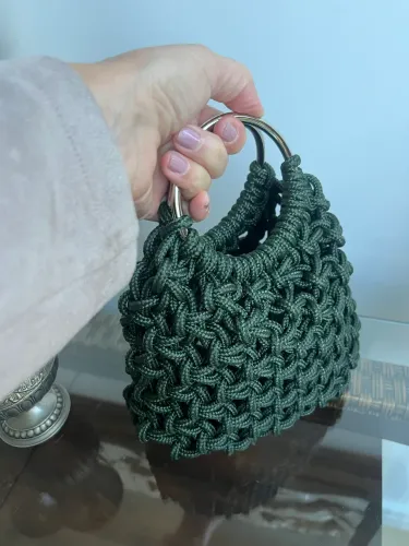 Bolsa artesanal em corda náutica com alça metálica