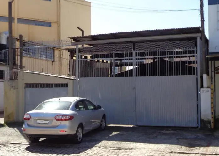 CONSULTE NEGOCIAÇÃO ESPECIAL! Aprox. 68m², banheiro, piso cimento, portão de ferro, frente