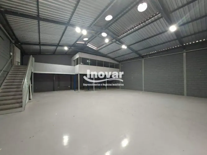 Galpão Moderno com Área Administrativa com aproximdamente 235 m2, pé direito de 8 metros, 