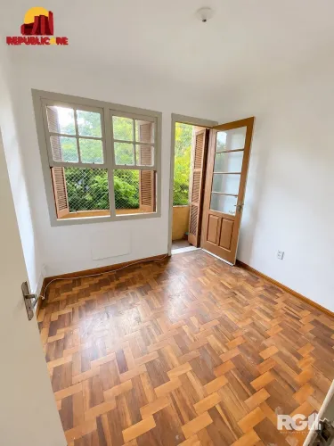 Apartamento de 2 dormitórios com sacada na Cidade Baixa .