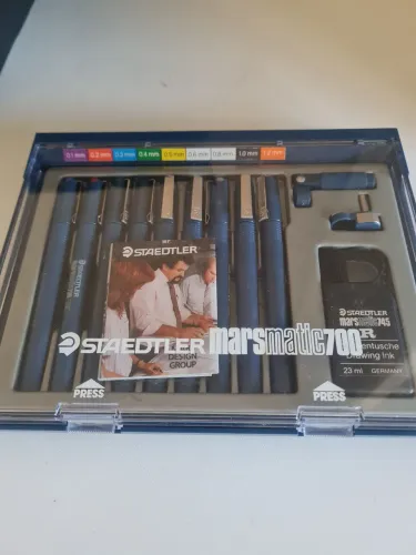 Estojo Caneta Nanquim Staedtler Marsmatic 700 Inclui 9 canetas