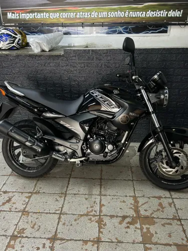 Fazer 250 com pintura personalizada