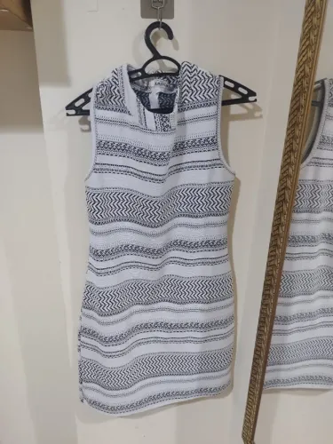Roupas de Brecho ( Vestido preto e branco ) tecido grosso .