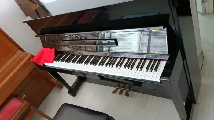 Piano Kawai seminovo, fabricado no Japão, excelente estado