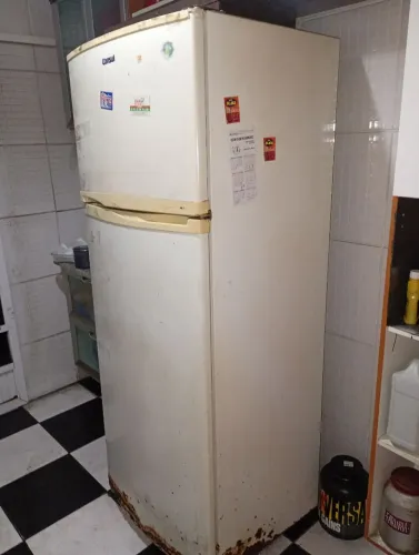 Geladeira funcionando, só trocar a borracha.