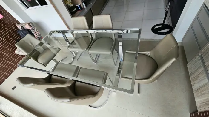 Conjunto de mesa de jantar com tampo de vidro e cadeiras em aço INOX Belmetais