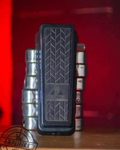 Pedal de Expressão Behringer Hellbabe Wah e Volume